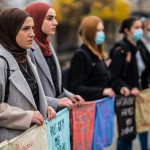 Učenici Behram-begove medrese na protestima sa ženama Srebrenice